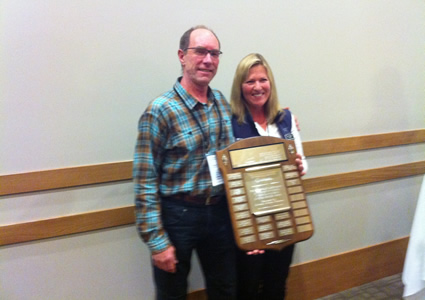 Photo of Anne Pigeon presenting Dave Cochrane with the Gordon Wilder Award.