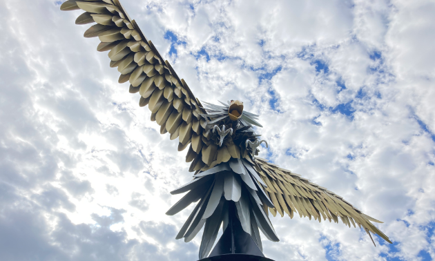 A large eagle made of steel framework.