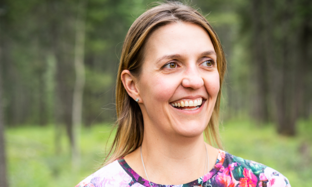 Marloes van Lent smiles in the woods.