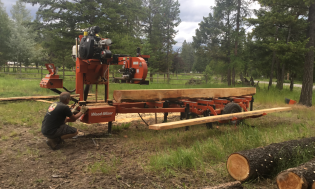 A carpentry machine splits wood