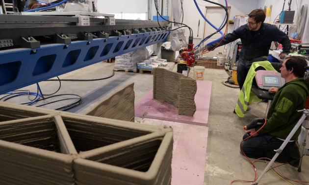 Site Manager Jim Ziemlanski and Jonathan Ladouceur inspect mortar quality during a live print.