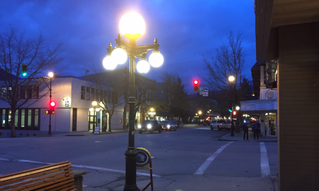 An intersection in Nelson at nighttime. 