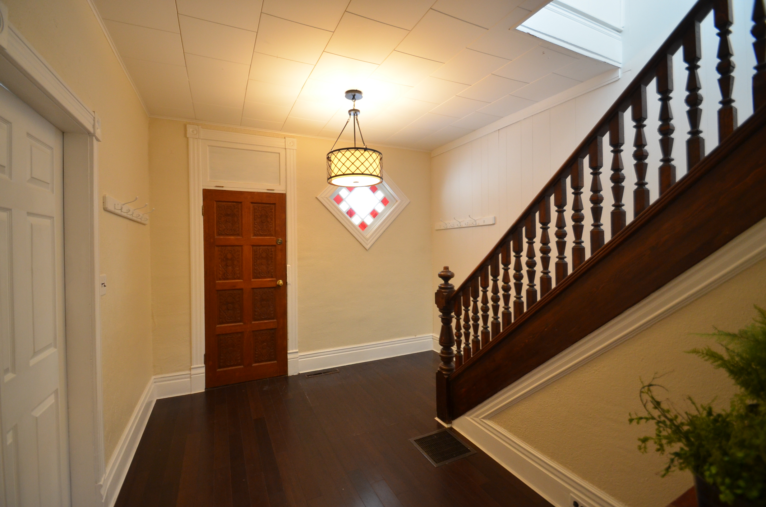 This is an after photo of the entry. The coats, the basketball hoop and the rug have all been removed. 