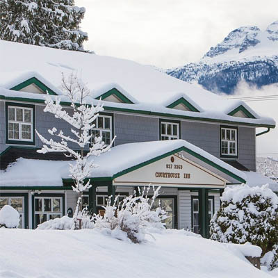 Outside of the Courthouse Inn in winter. 