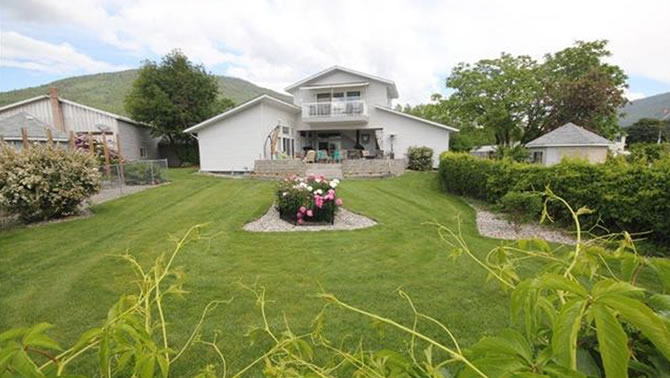 Picture of large house for sale in Creston. 