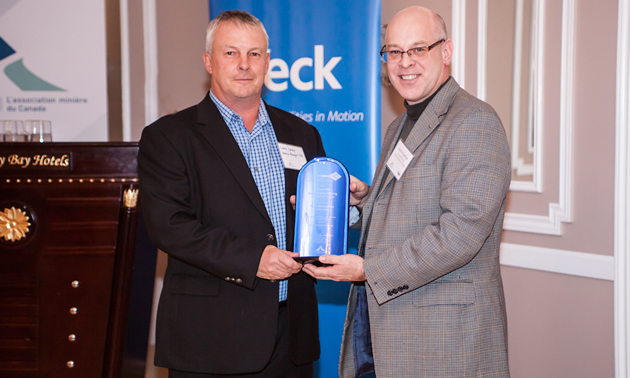 Larry Davey, General Manager of Teck’s Elkview Operations, accepts the Towards Sustainable Mining Leadership Award from Pierre Gratton, President and CEO of the Mining Association of Canada, at a celebration event in Sparwood on November 28.