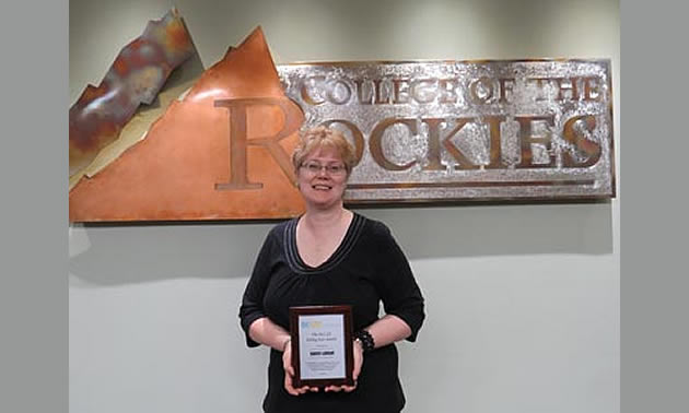 College of the Rockies’ Articulation Officer, Karen Langan, proudly shows off her BCCAT Rising Star award.