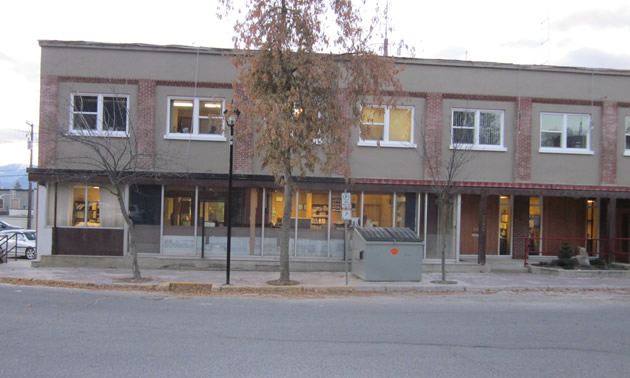 Flat-roofed two storey office building