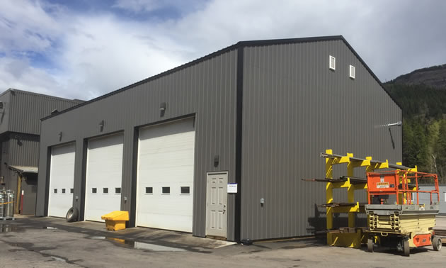 A new facilities building for the Komatsu crew.