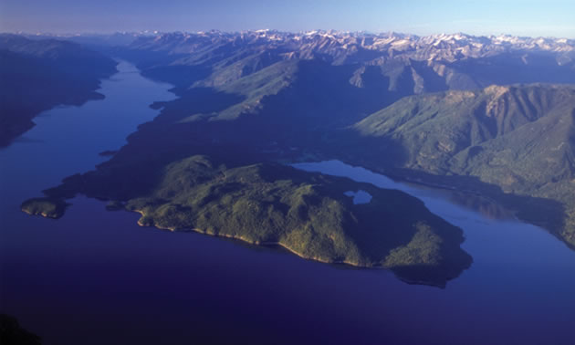 Photo aerial view of Kootenay Lake