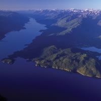 Photo aerial view of Kootenay Lake