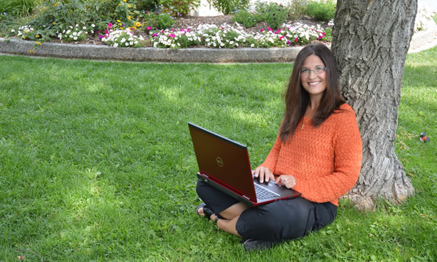 Local accountant Leeanne Goddard enjoys an hour of work in Cranbrook's Rotary Park. 