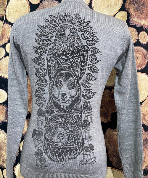 Grey sweater with detailed hand-drawn picture. 