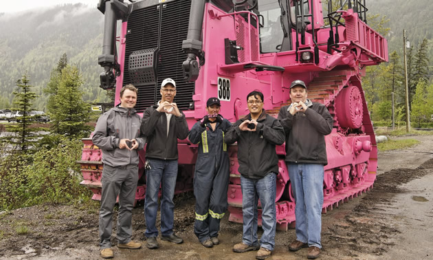 (L to R): Tom Tobin, Branch Manager-Finning; Clayton Podrasky, Superintendent Mine Operations–Teck EVO; Tracey Valin, equipment operator–Teck EVO; Ernie Canlas, Acting General Manager–Teck EVO; and Bob Arnott, Account Manager-Finning