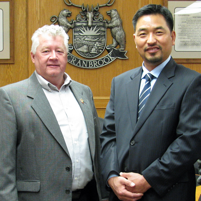 Cranbrook's mayor, Lee Pratt (L) and the city's CAO, David Kim, are working to attract more industry to Cranbrook.