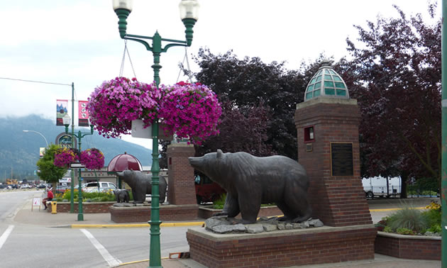 Revelstoke's bear statue creates people to the downtown.