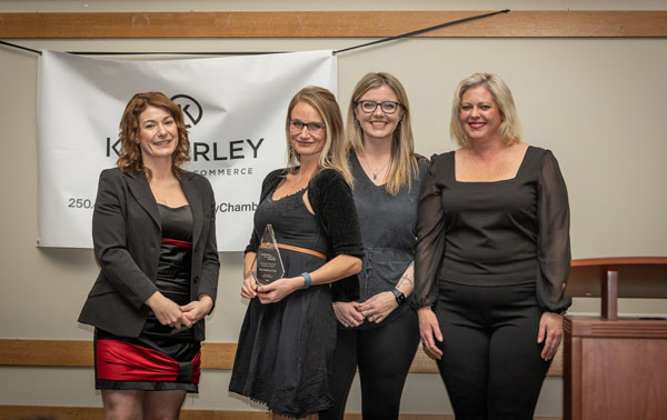 Group photo, managers at Sullivan Pub holding award. 