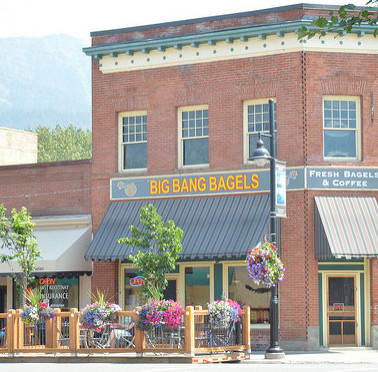 The outside and patio of Big Bang Bagels in Fernie, B.C.