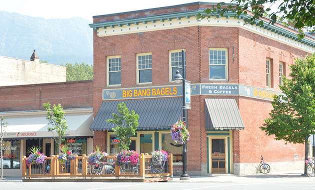 The outside and patio of Big Bang Bagels in Fernie, B.C.