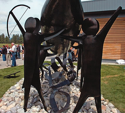 Sculpture of people carrying a canoe