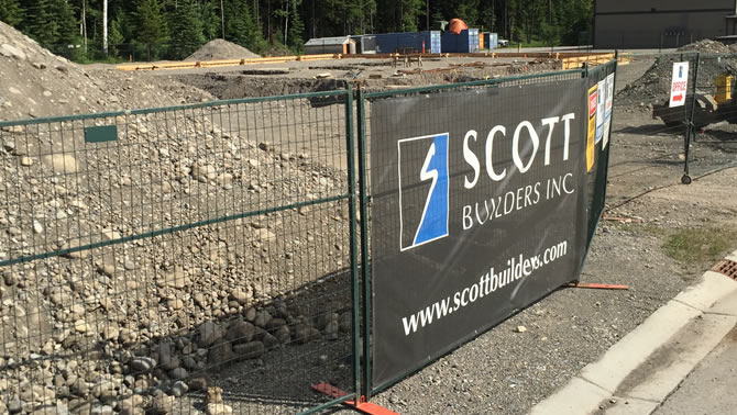 Picture of chain-link fence, with construction sign. 