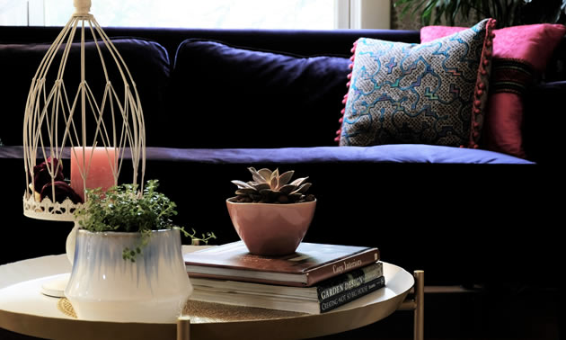 The use of the colours blue and green, the plants, the patterns on the wallpaper rug and cushions . . .  all speak to the integration of nature in this living room for a rejuvenating and nurturing impact. Wool, cotton, wood and clay are the natural materials used in the space with an insignificant presence of synthetics.