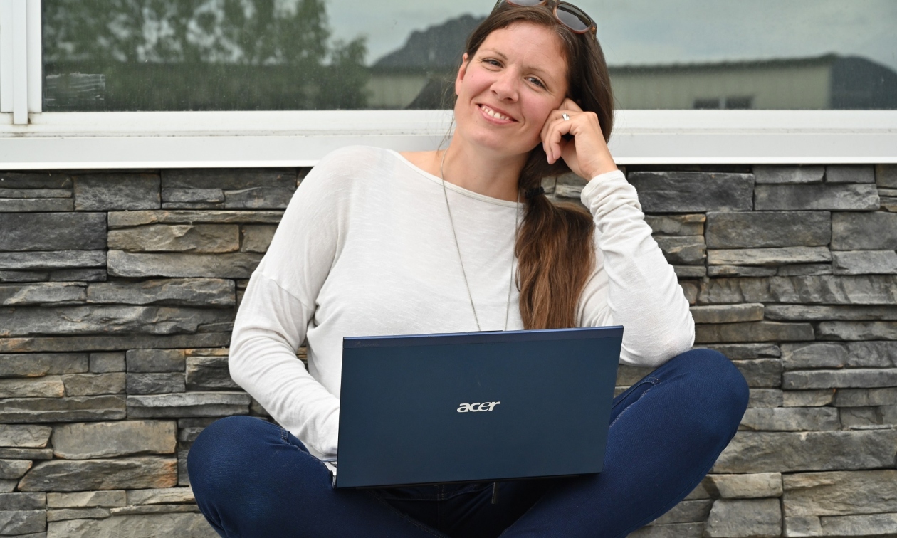 Jana sitting with her laptop