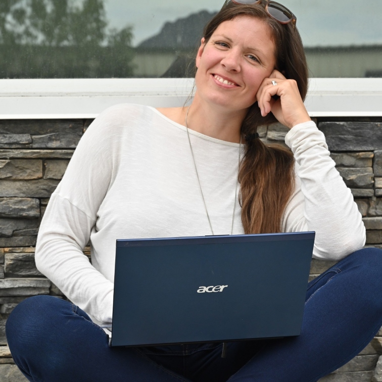 Jana sitting with her laptop