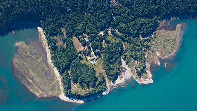 An aerial view of the Mulvehill Creek Eco-Retreat on the shore of the Upper Arrow Lakes